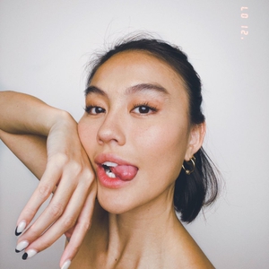 Pesona Agnez Mo Bergaya dengan Aksesori Kalung Koleksi Versace