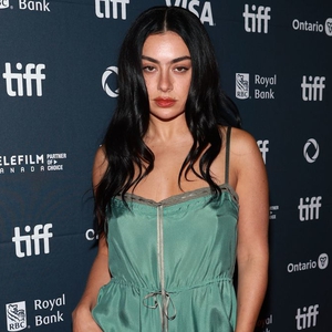 Charli XCX Pamerkan Tren Warna Hijau Khas Albumnya 