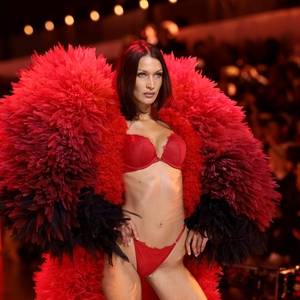 Bella Hadid Kembali Meriahkan Panggung Fashion Show Victoria's Secret 2024