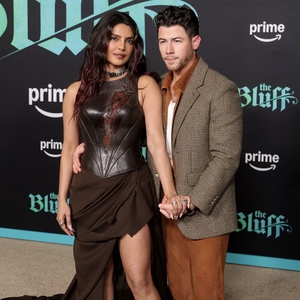 Priyanka Chopra Mengenakan Dua Gaun Korset dalam Satu Malam untuk Mempromosikan Film The Bluff