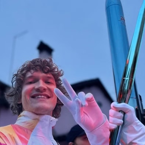 Hudson Williams & Connor Storrie dari Heated Rivalry Bawa Obor Olimpiade Musim Dingin