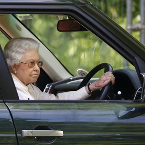 14 Foto Langka Ratu Elizabeth II Saat Mengemudi Mobil Sendiri
