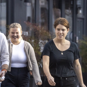 Putri Eugenie Tampil Kasual dengan Gaya Monokrom dalam Penampilan Langka