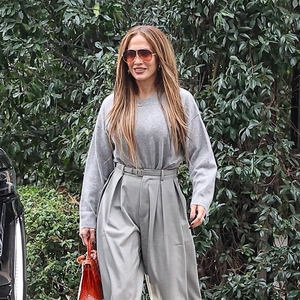 Jennifer Lopez Lanjutkan Tren Big-Pants Streak dengan Tampilan Monokrom Abu-Abu