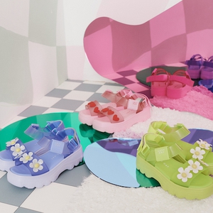 Brand Alas Kaki Melissa Melansir Kolaborasi Edisi Terbatas Bersama Lazy Oaf