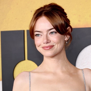 Emma Stone Mencuri Perhatian dengan Gaun Rajutnya di Pemutaran Perdana Bugonia di New York