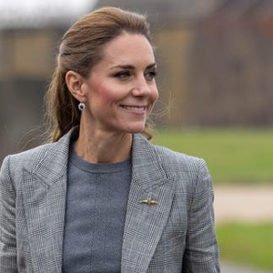 Putri Kate Memberikan Sentuhan Kerajaan pada Setelan Abu-Abu