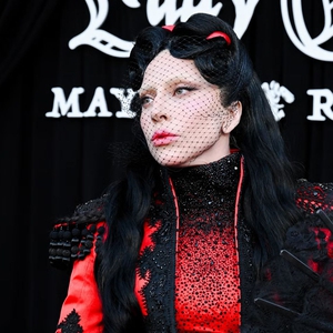 Lady Gaga Hadirkan Nuansa Teatrikal Era '90-an di Premiere Mayhem Requiem Lewat Look dari Givenchy Era Alexander McQueen