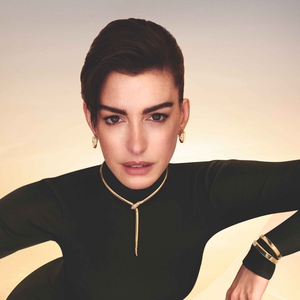 Anne Hathaway dan Priyanka Chopra Membawa Serpenti Viper ke Evolusi Terbarunya