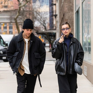 Hailey dan Justin Bieber Tampil Kembar Saat Jalan-jalan di New York