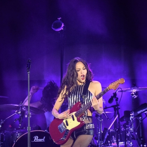 Olivia Rodrigo Tampil Total Ala Rockstar Y2K dengan Rantai dan Kulit di Lollapalooza Paris