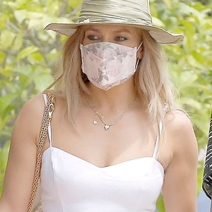 Jennifer Lopez Seolah Ungkap Perasaannya Melalui Kalung Berinisial 'Ben'