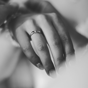 Arti Cincin di Jari Manis Kanan Wanita