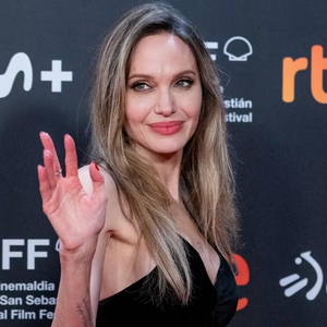 Angelina Jolie Tetap Setia pada Gaya Klasik dan Abadi