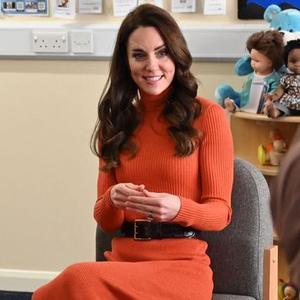 Putri Kate Tampak Memesona dalam Balutan Sweater & Rok Rajut Oranye