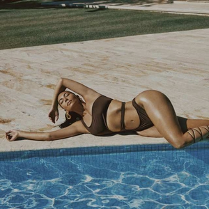 Kim Kardashian Memperluas Lini Skims dengan Merilis Koleksi Pakaian Renang