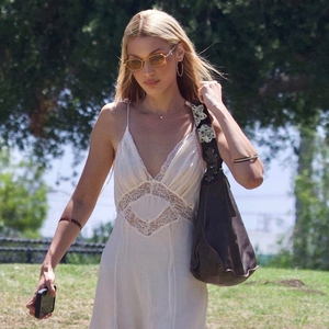 Bella Hadid Tampil dalam Gaun Kamisol Boho Saat Piknik di New York