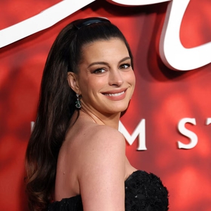Manikur &ldquo;Cherry Noir&rdquo; Anne Hathaway Jadi Tren Kuku Paling Moody Musim Gugur