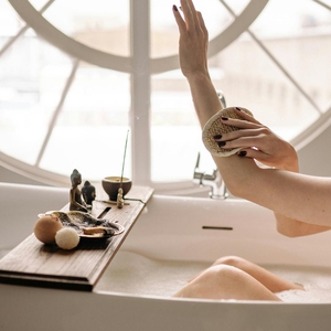 10 Cara Memakai Body Scrub yang Benar untuk Kulit Lebih Halus dan Cerah