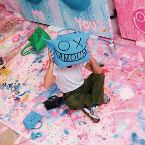 Kebahagiaan di Koleksi Kolaborasi Longchamp dengan Seniman Grafiti, Andr&eacute;