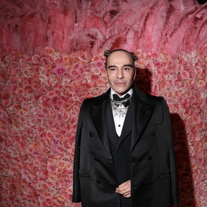 The Met Membatalkan Retrospektif John Galliano