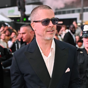 Brad Pitt Tampil Stylish dalam Setelan Berwarna Navy di Penayangan Perdana Film F1