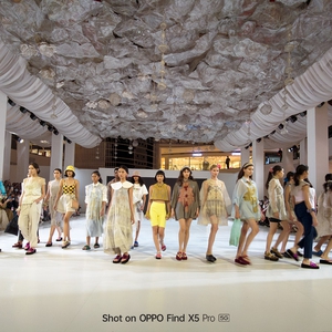 Gaya Ikonis Romantis Sapto Djojokartiko Tampil Kontras Bersama Gaya Street Style The Good Things in Life di OPPO Bazaar Fashion Festival 2022