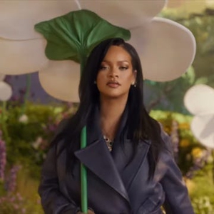 Rihanna Memberikan Apa yang Diinginkan Publik, Namun dalam Bentuk Lagu Smurfs
