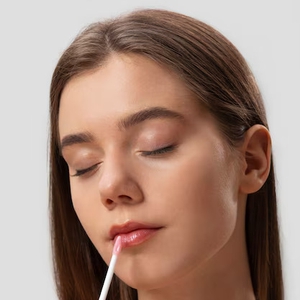 Cara Pakai Lip Serum yang Benar agar Bibir Tetap Lembap Sepanjang Hari