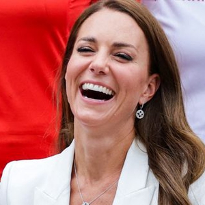 Kate Middleton Tampak Mengenakan Busana yang Sangat Cocok untuk Musim Panas Ini