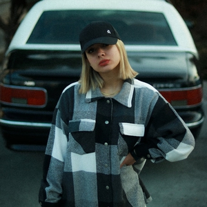 Gaya Outfit Wanita Era '90-an: Apa yang Tren di Masanya?