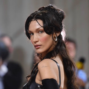 Bella Hadid Mengisyaratkan Alasan Mengapa Ia Melewatkan Met Gala