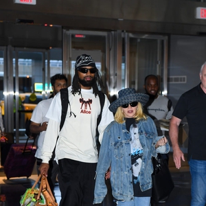 Madonna Menunjukkan Dukungannya pada Britney Lewat Tampilan Busana Terbarunya di Bandara