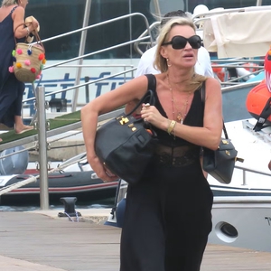 Kate Moss Buktikan Bahwa Mengisi Penuh Tas Birkin Tetap Dapat Terlihat Chic