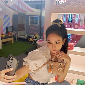 Intip Penampilan Jisoo Blackpink dan Suzy Bae Saat Berfoto Bersama Koleksi Tas Mikro Dior