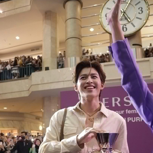 Keseruan Acara Versace Dylan Purple Bersama Pond Naravit