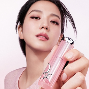 Menemukan Keajaiban Lip Glow Land Bersama Jisoo, Anya Taylor-Joy, Willow Smith, dan Dior