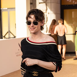 Kristen Stewart Sulap Tren Preppy Resort Wear Jadi Terlihat Rebellious