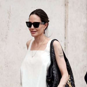 Angelina Jolie Menelusuri Jalan di Roma Lewat Ansambel Putih yang Menyejukkan