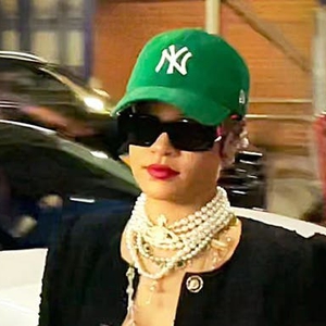 Rihanna Pakai Blazer Tweed dan Mutiara Saat Berbelanja Bahan Makanan