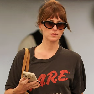 Kaus Ikonis Dakota Johnson Beri Sentuhan Jenaka pada Gaya Kasualnya di Los Angeles