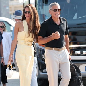 Amal Clooney Tampil Anggun dalam Gaun Kuning Saat Tiba di Venesia