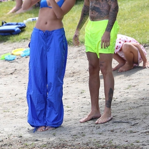 Hailey dan Justin Bieber Tampil Serasi dengan Warna Neon Selama Liburan ke Pantai