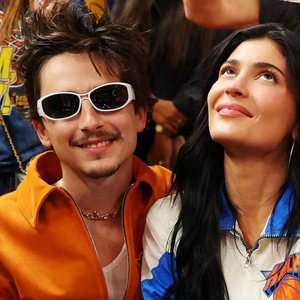 Kylie Jenner dan Timoth&eacute;e Chalamet Kompak dengan Gaya Serasi di Pinggir Lapangan Knicks