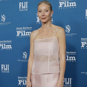 Gwyneth Paltrow Perbarui Gaun Oscars Baby Pink Ikonisnya Lewat Momen Mini ini