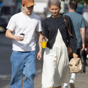Zendaya Tampil dengan Tren Terbesar Musim Panas di Hari Libur Bersama Tom Holland