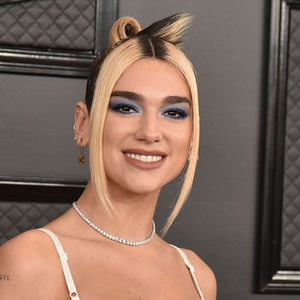 Dua Lipa Mengenakan Gaun Warna Hitam yang Seksi di Tengah Jeda Tur Dunianya