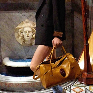 Onitsuka Tiger Resmi Gandeng Versace dalam Kolaborasi Ikonis