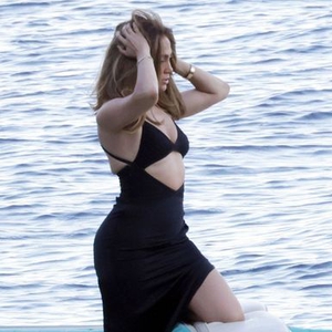 Jennifer Lopez Menyeruput Minuman di Sebuah Kapal Pesiar di Italia
