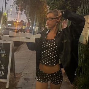 Bella Hadid Pergi Membeli Piza dengan Setelan Celana Pendek Mikro Bermotif Polkadot